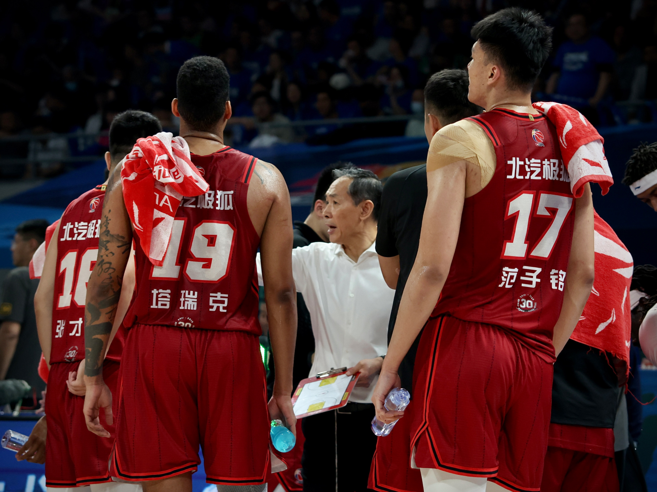 9游官网入口-关键时刻CBA季后赛传出新动向，上海海港迎来里程碑，管理层表态——球迷炸锅，更衣室氛围转暖的简单介绍